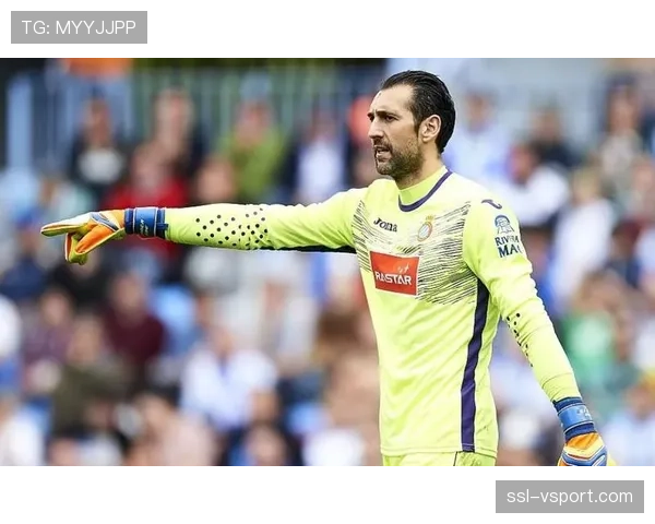 特写:马赛门将保-洛佩斯高接抵挡,完成单场9次扑救